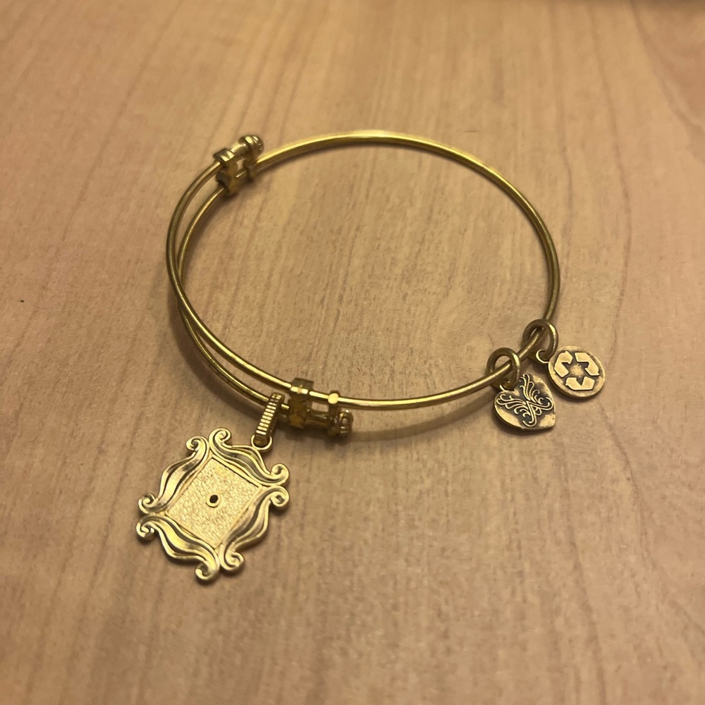 FRIENDS TV Show - Gold Picture Frame Charm Bangle Bracelet